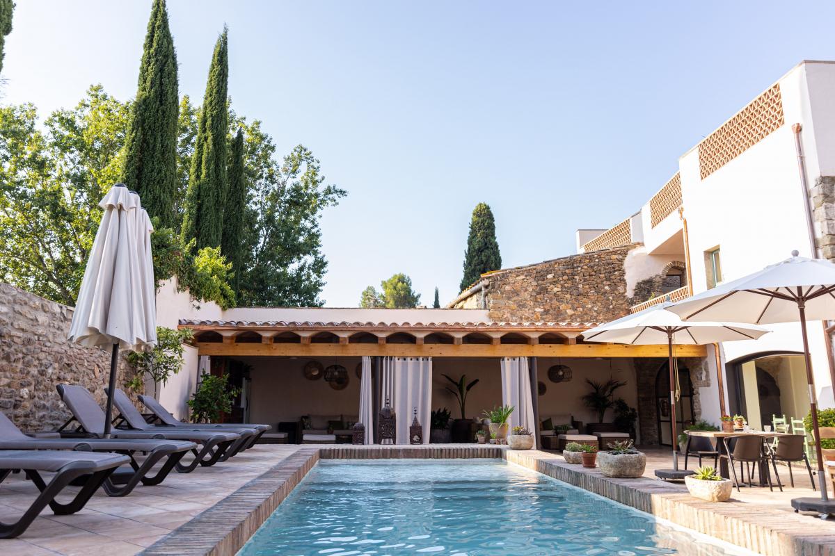 Piscina de obra integrada en patio de masía tradicional ampurdanesa